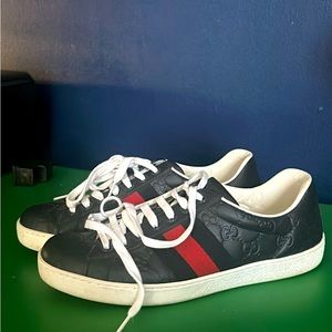 Women’s gucci sneakers size 9. Worn twice.